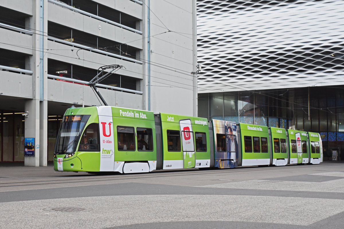 Be 6/8 Flexity 5012, hier noch ohne Betriebsnummer, mit der neuen U-Abo Werbung, auf der Linie 2, fährt Richtung Haltestelle Gewerbeschule. Die Aufnahme stammt vom 16.12.2019.