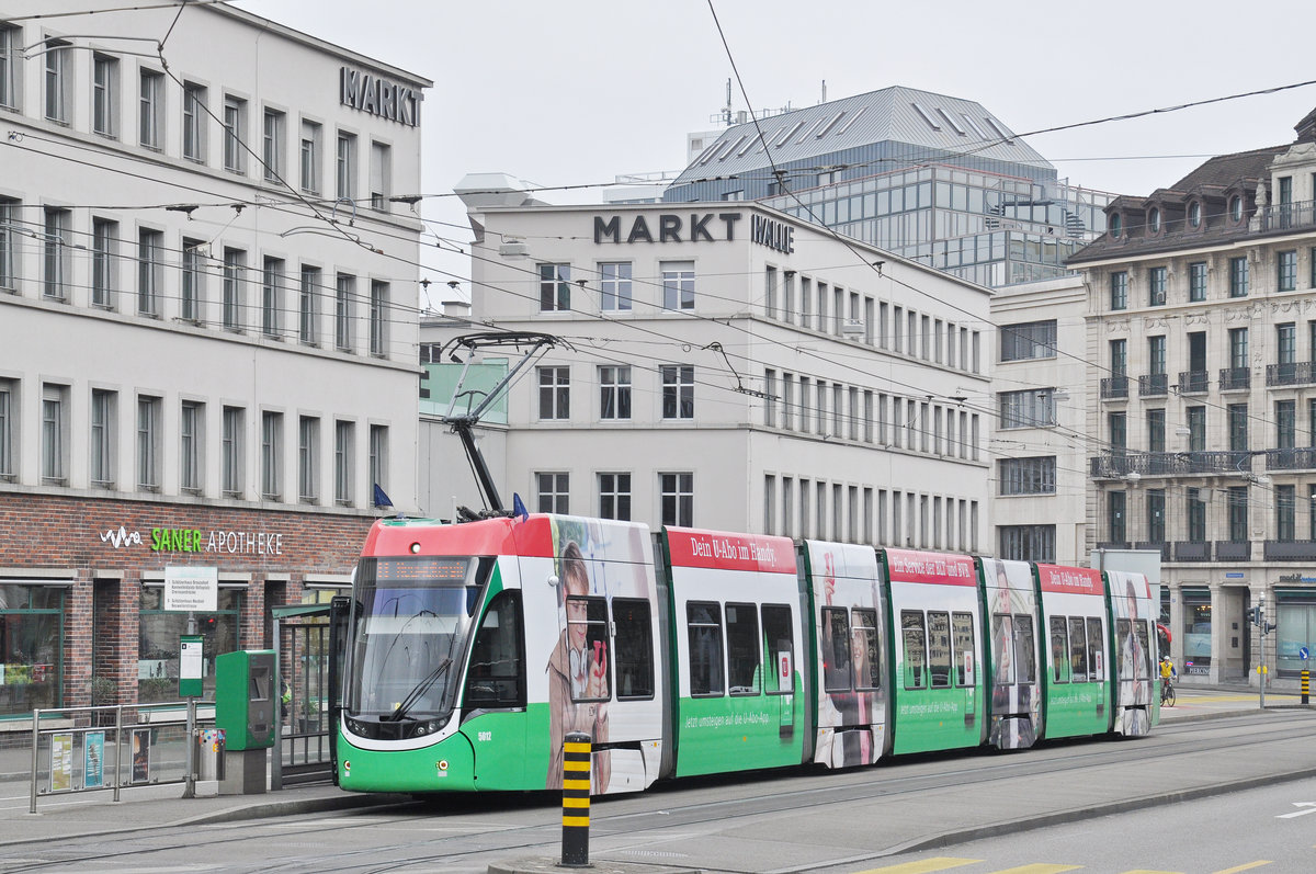 Be 6/8 Flexity 5012, mit der U-Abo Werbung, bedient die Haltestelle der Linie 8 an der Markthalle. Die Aufnahme stammt vom 24.03.2017-