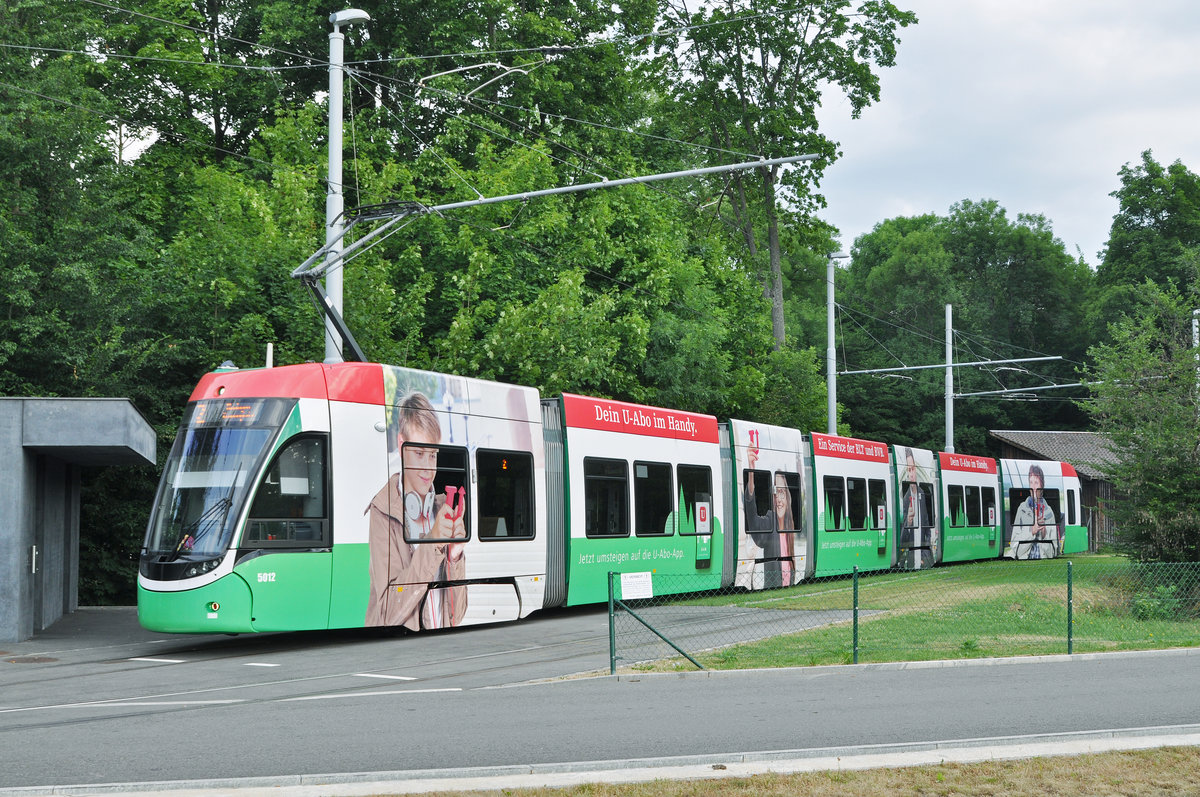 Be 6/8 Flexity 5012, mit der U-Abo Werbung, wartet in der Schlaufe der Linie 2 am Eglisee. Die Aufnahme stammt vom 23.06.2017.
