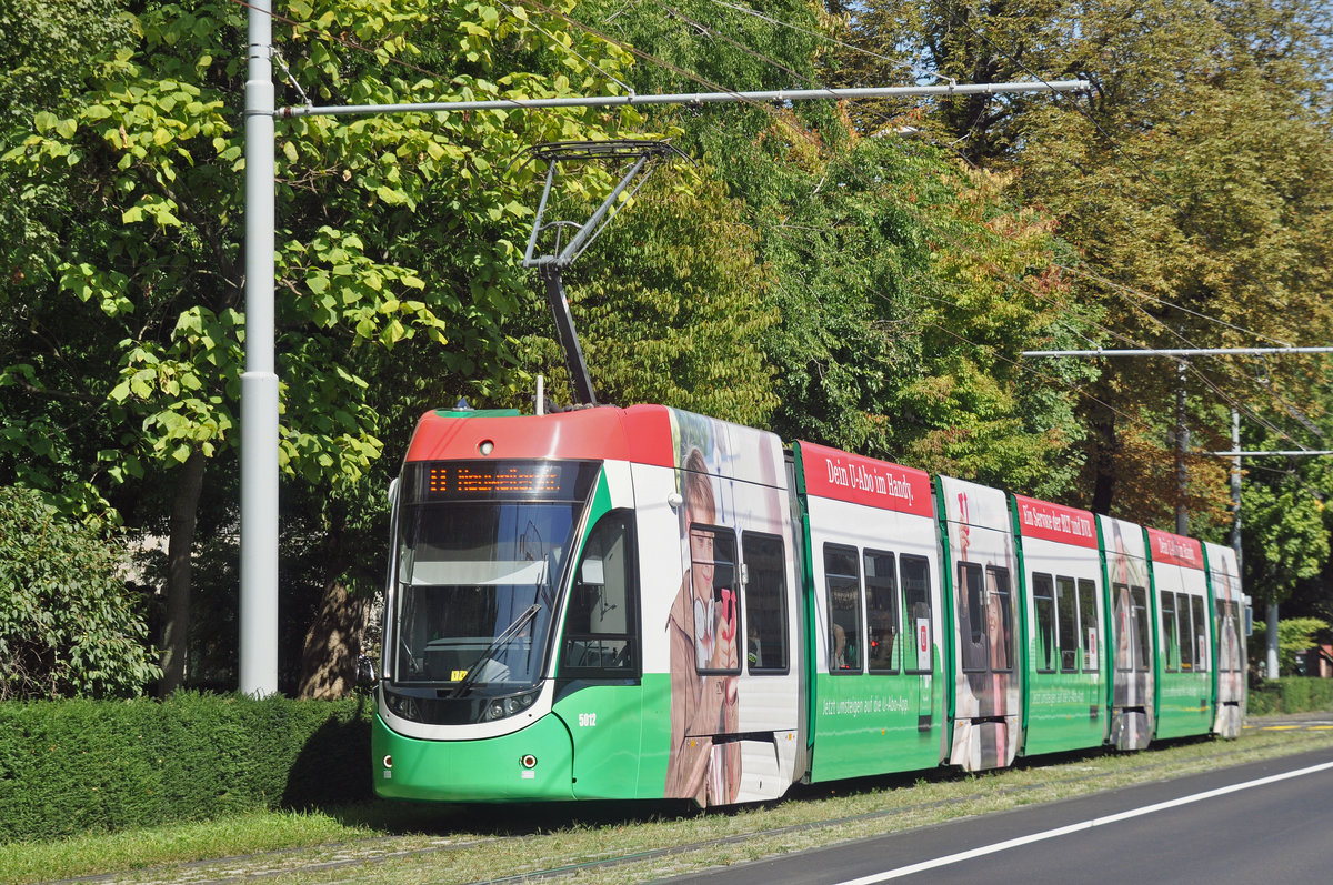 Be 6/8 Flexity 5012, mit der U-Abo Werbung, fährt zur Haltestelle der Linie 8 am Bahnhof SBB. Die Aufnahme stammt vom 29.08.2017.