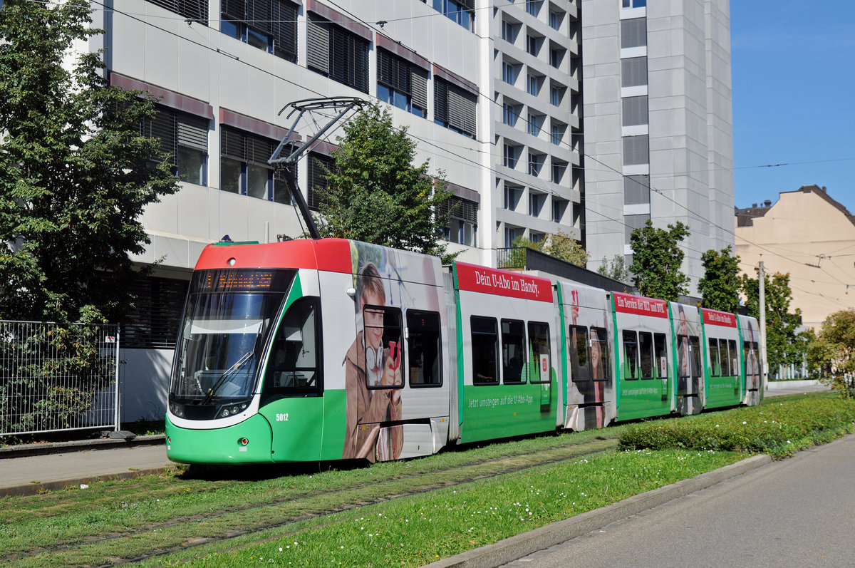 Be 6/8 Flexity 5012, mit der U-Abo Werbung, auf der Linie 1, fährt zur Haltestelle Gewerbeschule. Die Aufnahme stammt vom 21.09.2017.