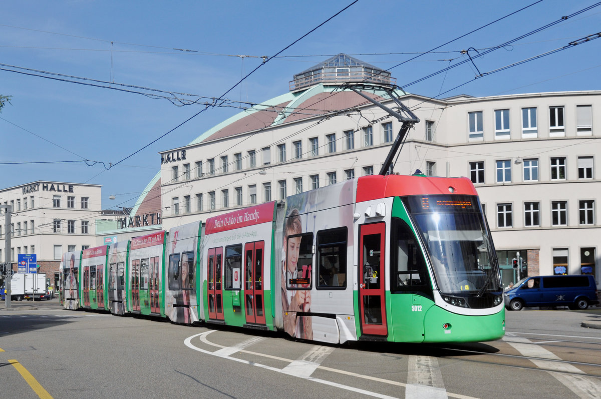 Be 6/8 Flexity 5012, mit der U-Abp Werbung, fährt zur Haltestelle der Linie 8 am Bahnhof SBB. Die Aufnahme stammt vom 22.09.2017.