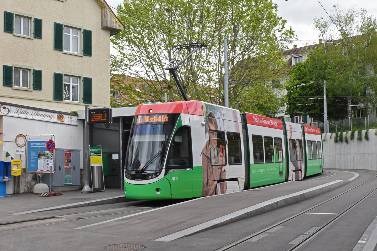 Be 6/8 Flexity 5012 mit der U-Abo Werbung, auf der Linie 6, wartet an der Endstation an der Riehen Grenze. Die Aufnahme stammt vom 11.05.2019.