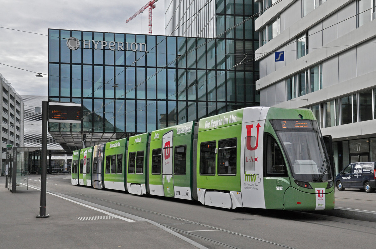 Be 6/8 Flexity 5012 mit der U-Abo Werbung, auf der Linie 2, fährt zur Haltestelle Messeplatz. Die Aufnahme stammt vom 02.11.2020.