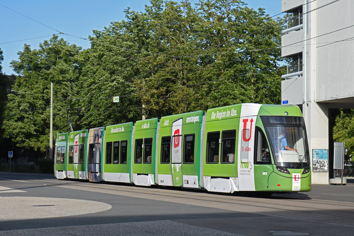 Be 6/8 Flexity 5012 mit der U-Abo Werbung, auf der Linie 6, fährt zur Haltestelle Gewerbeschule. Die Aufnahme stammt vom 04.07.2020.