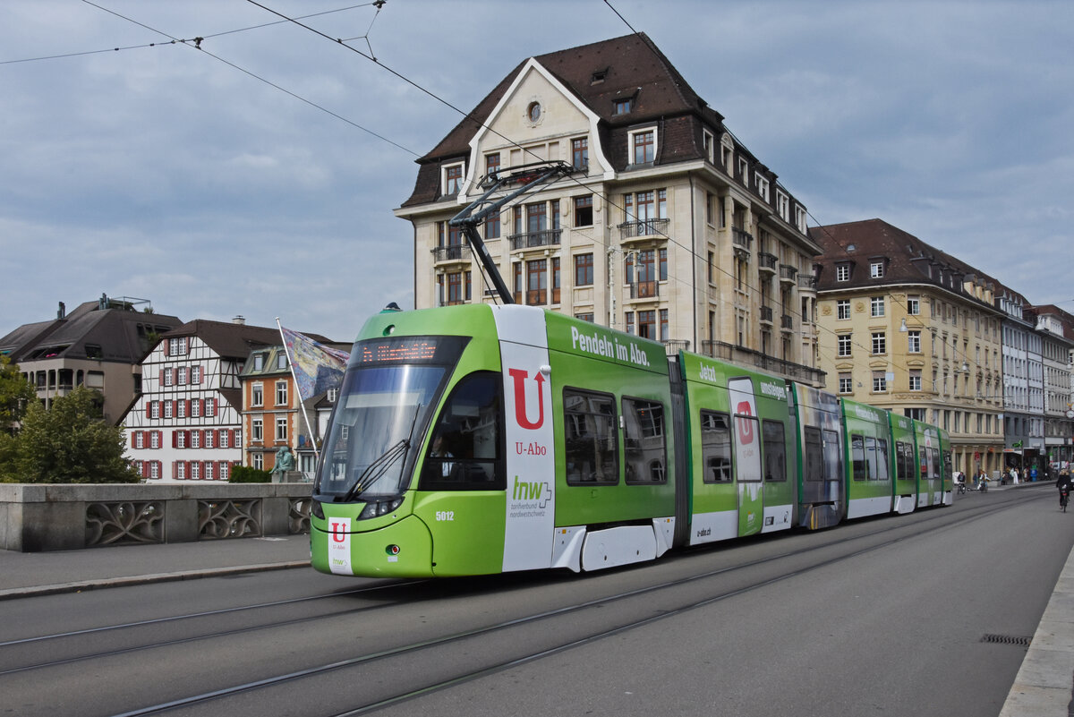 Be 6/8 Flexity 5012, mit der U-Abo Werbung, auf der Linie 6, überquert die Mittlere Rheinbrücke. Die Aufnahme stammt vom 31.08.2021.