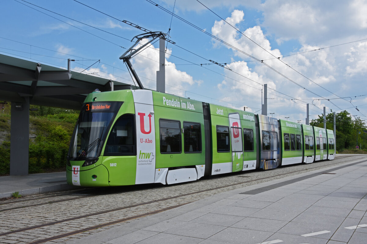 Be 6/8 Flexity 5012 mit der U-Abo Werbung, auf der Linie 3, wartet an der Endstation beim Bahnhof Saint Louis. Die Aufnahme stammt vom 03.05.2022.