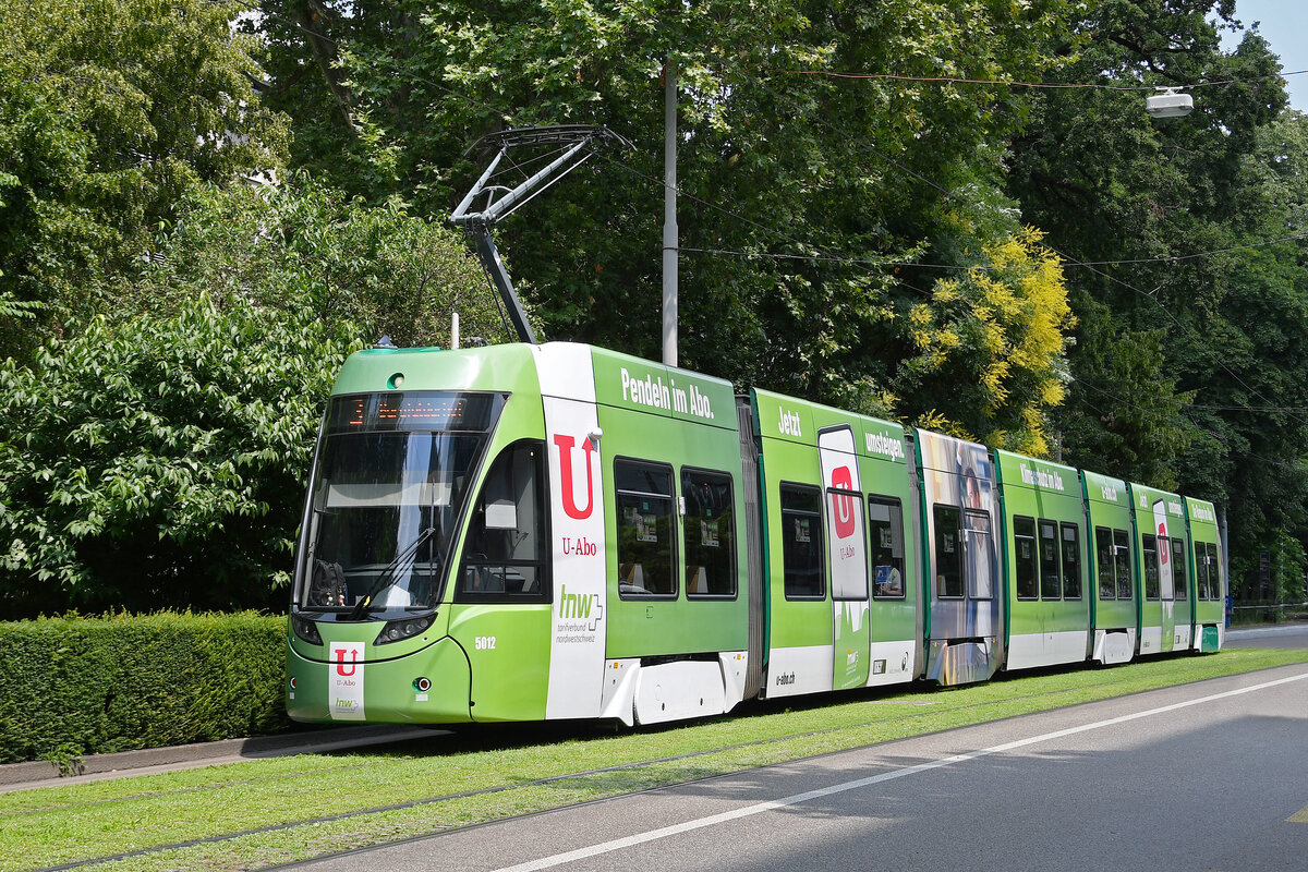 Be 6/8 Flexity 5012 mit der U-Abo Werbung, auf der Linie 3, fährt am 10.07.2023 zur Haltestelle am Aeschenplatz.