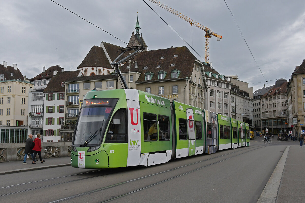 Be 6/8 Flexity 5012 mit der U-Abo Werbung, auf der Linie 14, überquert am 27.05.2024 die Mittlere Rheinbrücke.