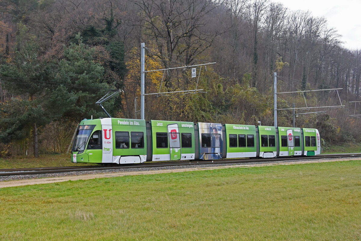 Be 6/8 Flexity 5012 mit der U-Abo Werbung, auf der Linie 14, fährt am 02.12.2024 zur Haltestelle Lachmatt. Aufnahme Muttenz.