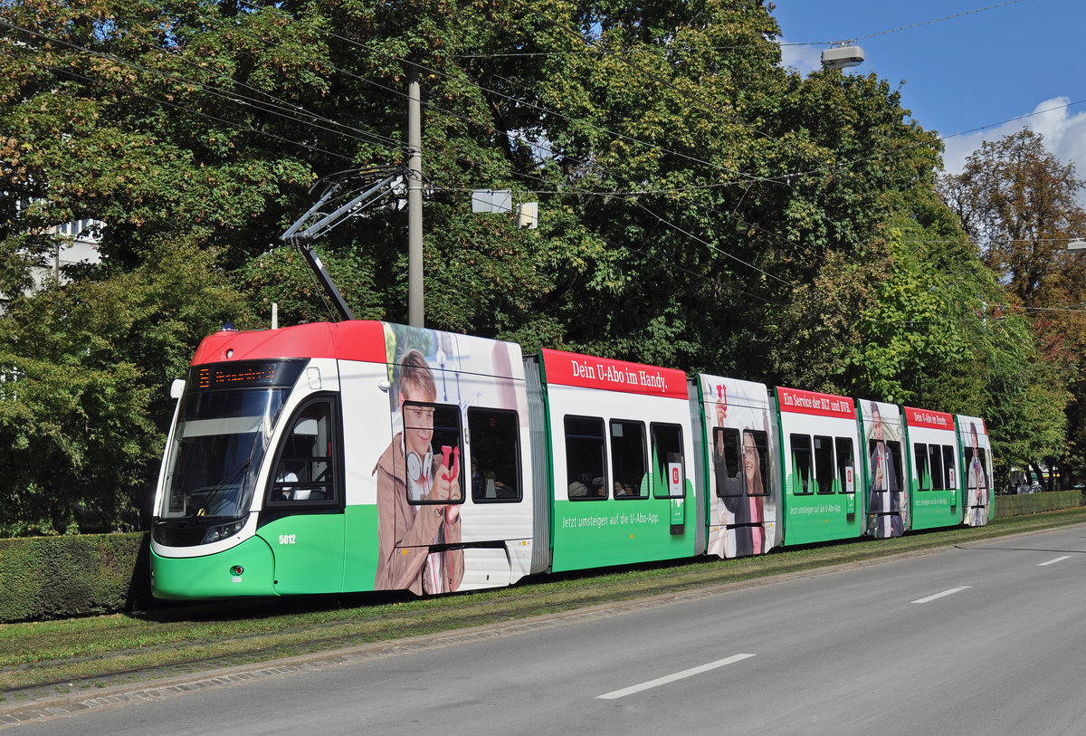 Be 6/8 Flexity 5012, mit einer Werbung für das U-Abo, fährt zur Haltestelle der Linie 8 am Bahnhof SBB. Die Aufnahme stammt vom 03.10.2016.