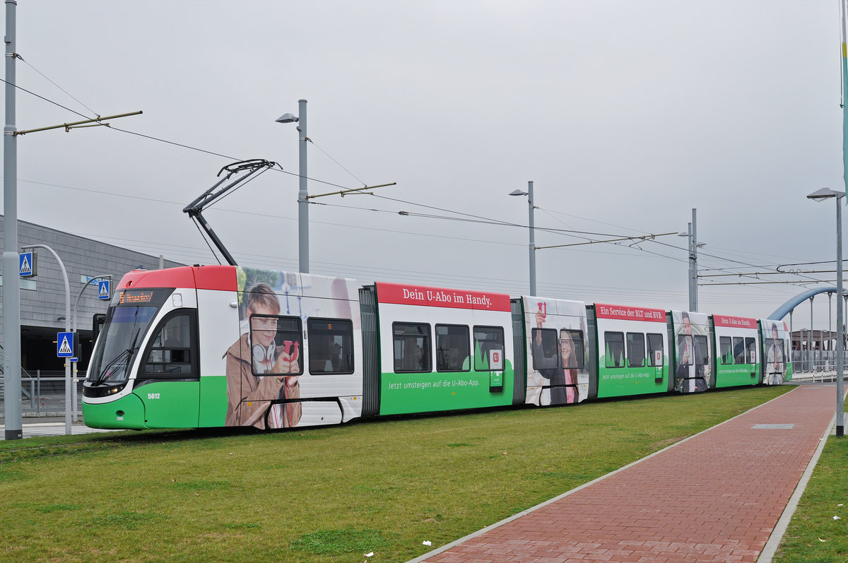 Be 6/8 Flexity 5012, mit einer U-Abo Werbung, wendet in der Schlaufe der Linie 8 beim Bahnhof Weil am Rhein. Die Aufnahme stammt vom 27.11.2016.