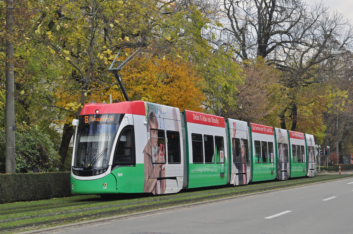 Be 6/8 Flexity 5012, mit einer U-Abo Werbung, fährt zur Haltestelle der Linie 8 am Bahnhof SBB. Die Aufnahme stammt vom 12.11.2016.