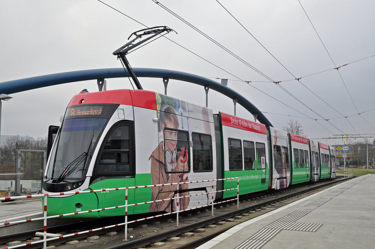 Be 6/8 Flexity 5012, mit einer U-Abo Werbung, wartet in Weil am Rhein die nächste Abfahrtszeit ab. Die Aufnahme stammt vom 27.11.2016.