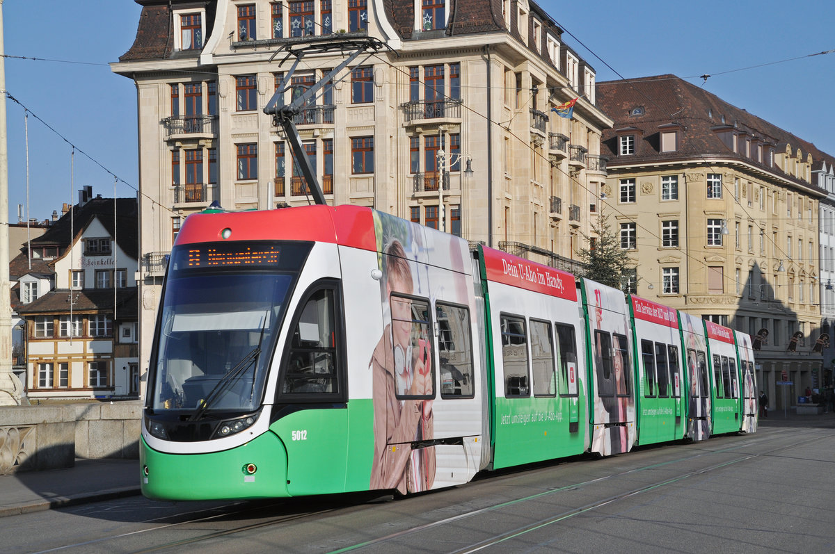 Be 6/8 Flexity 5012, mit einer U-Abo Werbung, auf der Linie 8, überquert die Mittlere Rheinbrücke. Die Aufnahme stammt vom 21.12.2016.