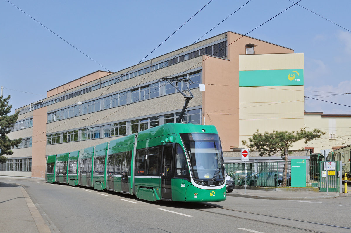 Be 6/8 Flexity 5013, auf der Linie 8, fährt zur Haltestelle CIBA. Die Aufnahme stammt vom 03.04.2017.