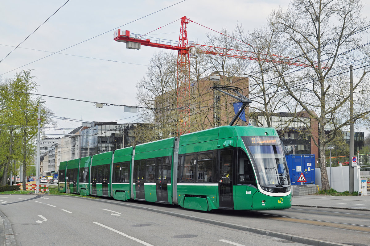 Be 6/8 Flexity 5013, auf der Linie 8, fährt zur Haltestelle am Bahnhof SBB. Die Aufnahme stammt vom 02.04.2017.