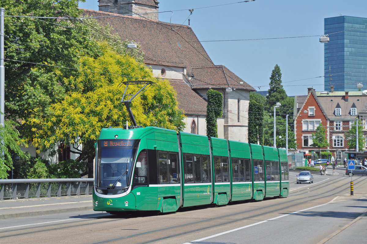 Be 6/8 Flexity 5013, auf der umgeleiteten Linie 8, überquert die Wettsteinbrücke. Die Aufnahme stammt vom 19.06.2017.