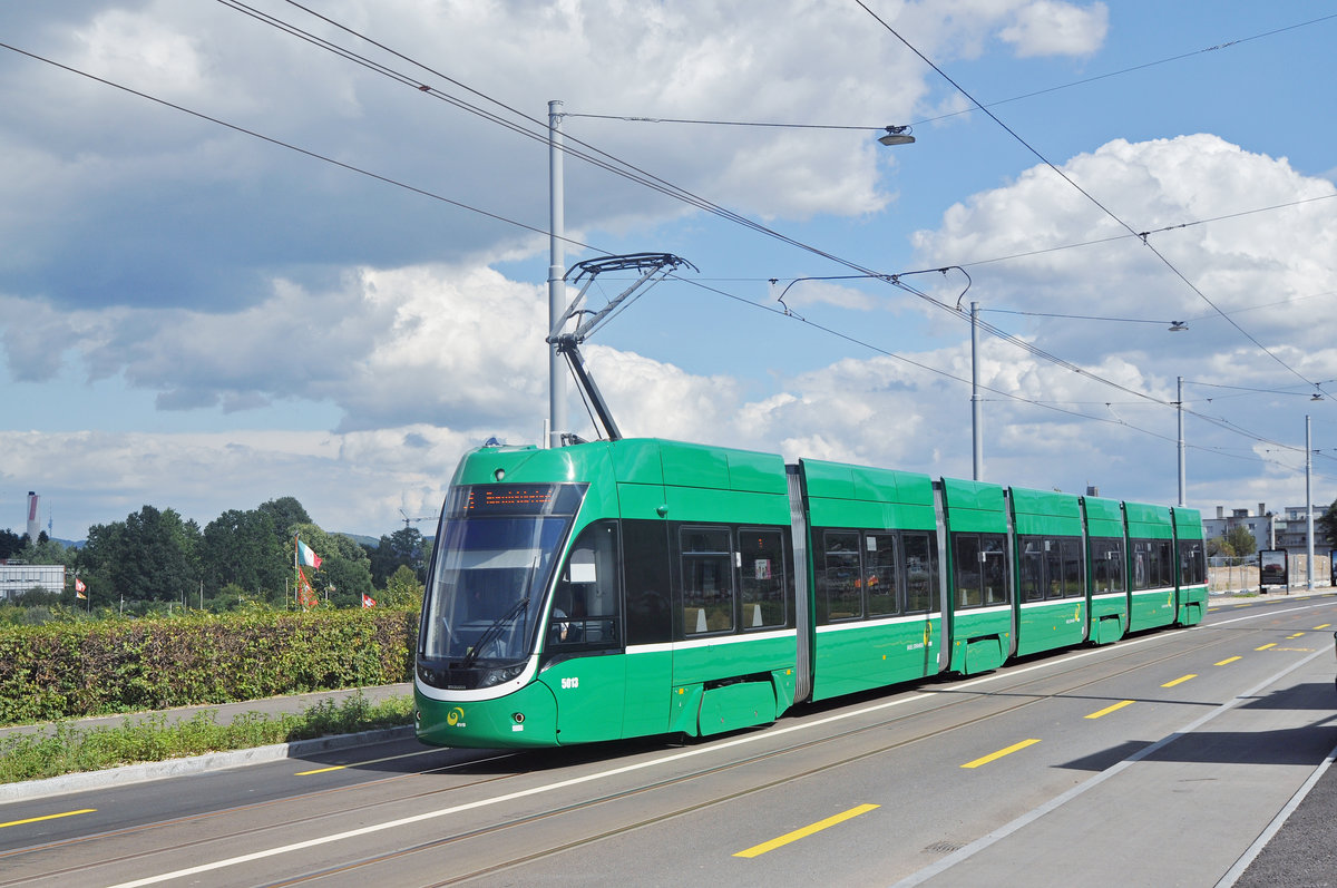 Be 6/8 Flexity 5013, auf der Linie 3, fährt zur Endstation Burgfelderhof. Die Aufnahme stammt vom 06.08.2017.