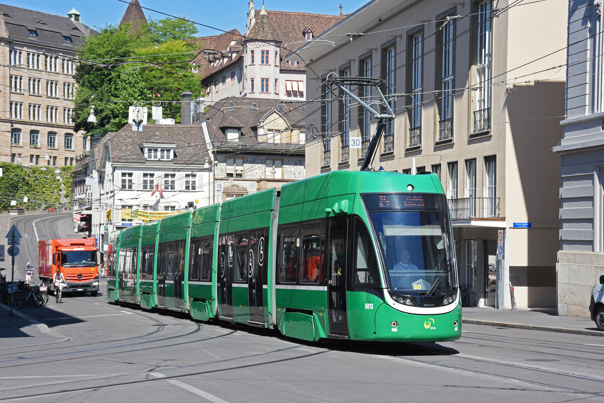 Be 6/8 Flexity 5013, auf der Linie 14, fährt den Steinenberg hoch zur Haltestelle Bankverein. Die Aufnahme stammt vom 19.07.2022.
