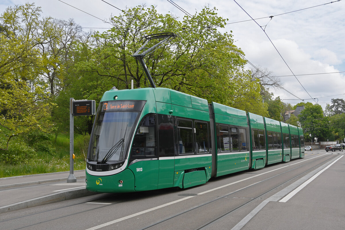 Be 6/8 Flexity 5013, auf der Linie 3, bedient am 26.04.2023 die Haltestelle St. Alban Tor.