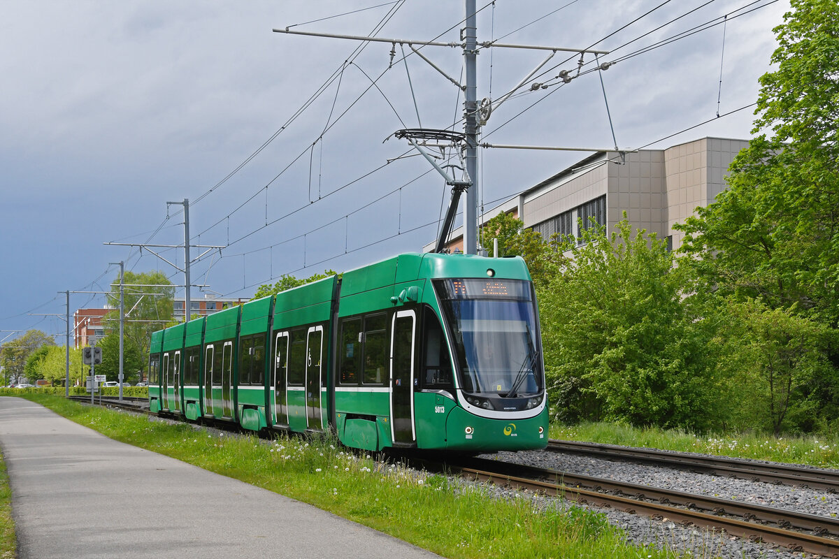 Be 6/8 Flexity 5013, auf der Linie 14, fährt am 26.04.2024 zur Haltestelle Lachmatt.