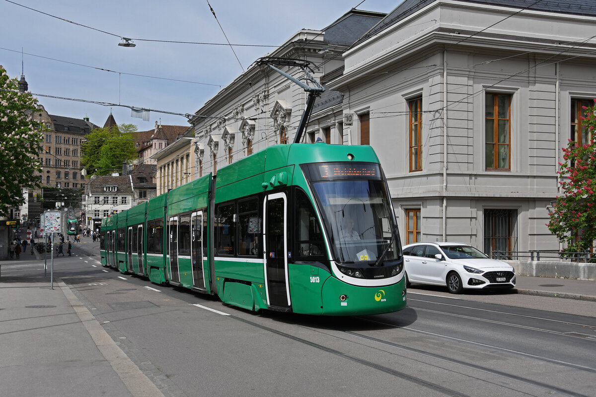 Be 6/8 Flexity 5013, auf der Linie 3, fährt am 04.05.2024 den Steinenberg hoch zur Haltestelle Bankverein.