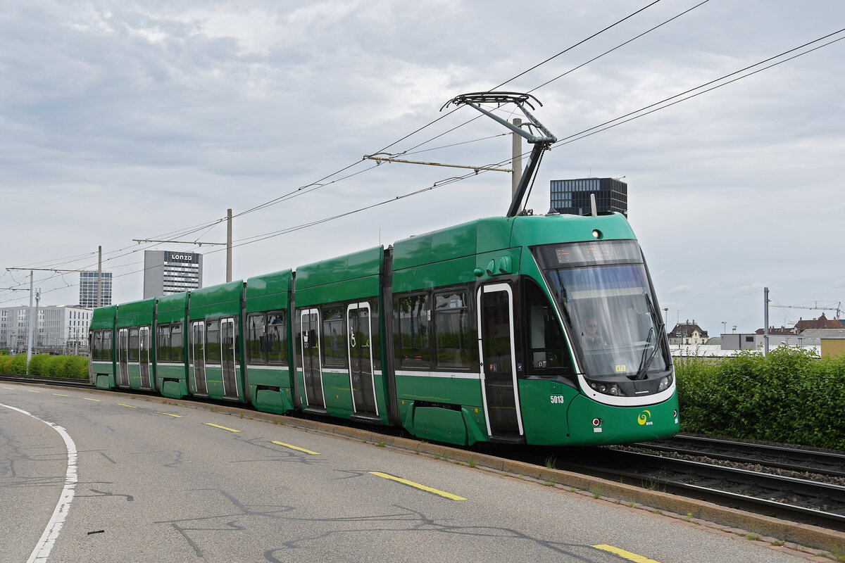 Be 6/8 Flexity 5013, auf der wegen einer Grossbaustelle zwischen Hardstrasse und Pratteln umgeleiteten Linie 14, fährt am 17.06.2024 zur Endstation M-Parc.