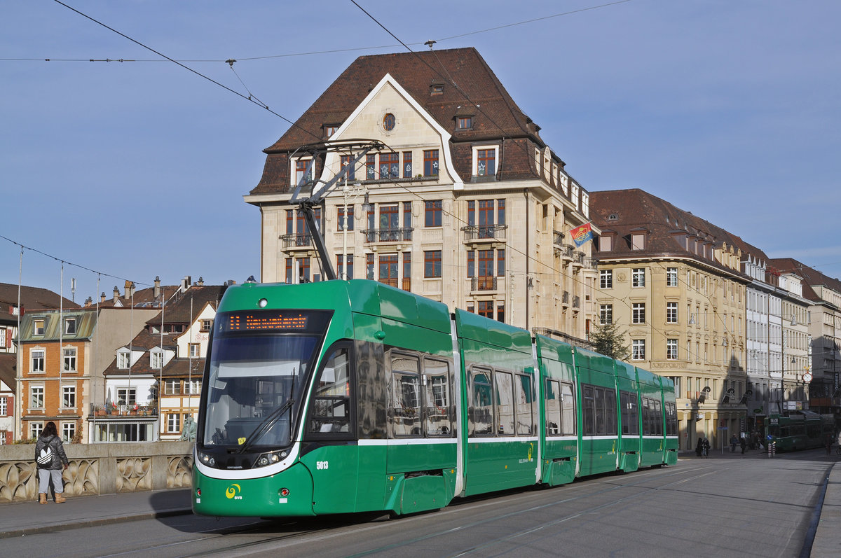Be 6/8 Flexity 5013, auf der Linie 8, überquert die Mittlere Rheinbrücke. Die Aufnahme stammt vom 08.12.2016.