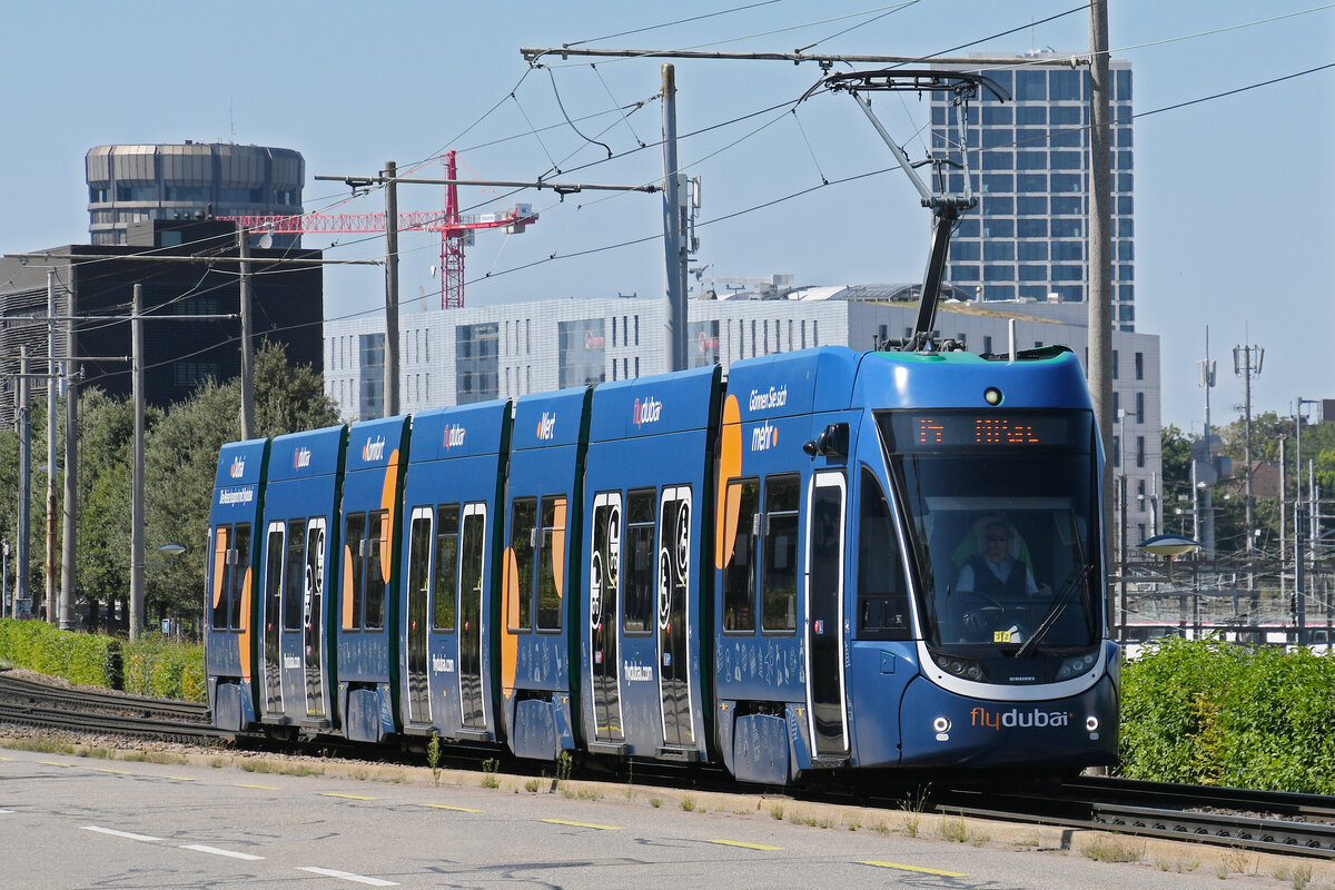 Be 6/8 Flexity 5013 mit der Fly Dubai Werbung, auf der wegen einer Grossbaustelle umgeleiteten Linie 14, fährt am 18.08.2025 zur Endstation beim Depot Dreispitz. Aufnahme Basel.