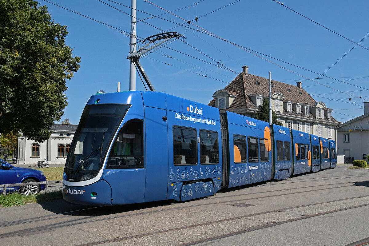 Be 6/8 Flexity 5013 mit der Fly Dubai Werbung, auf der wegen einer Grossbaustelle umgeleiteten Linie 14, steht am 18.08.2025 in der Schlaufe beim Depot Dreispitz. Aufnahme Basel.