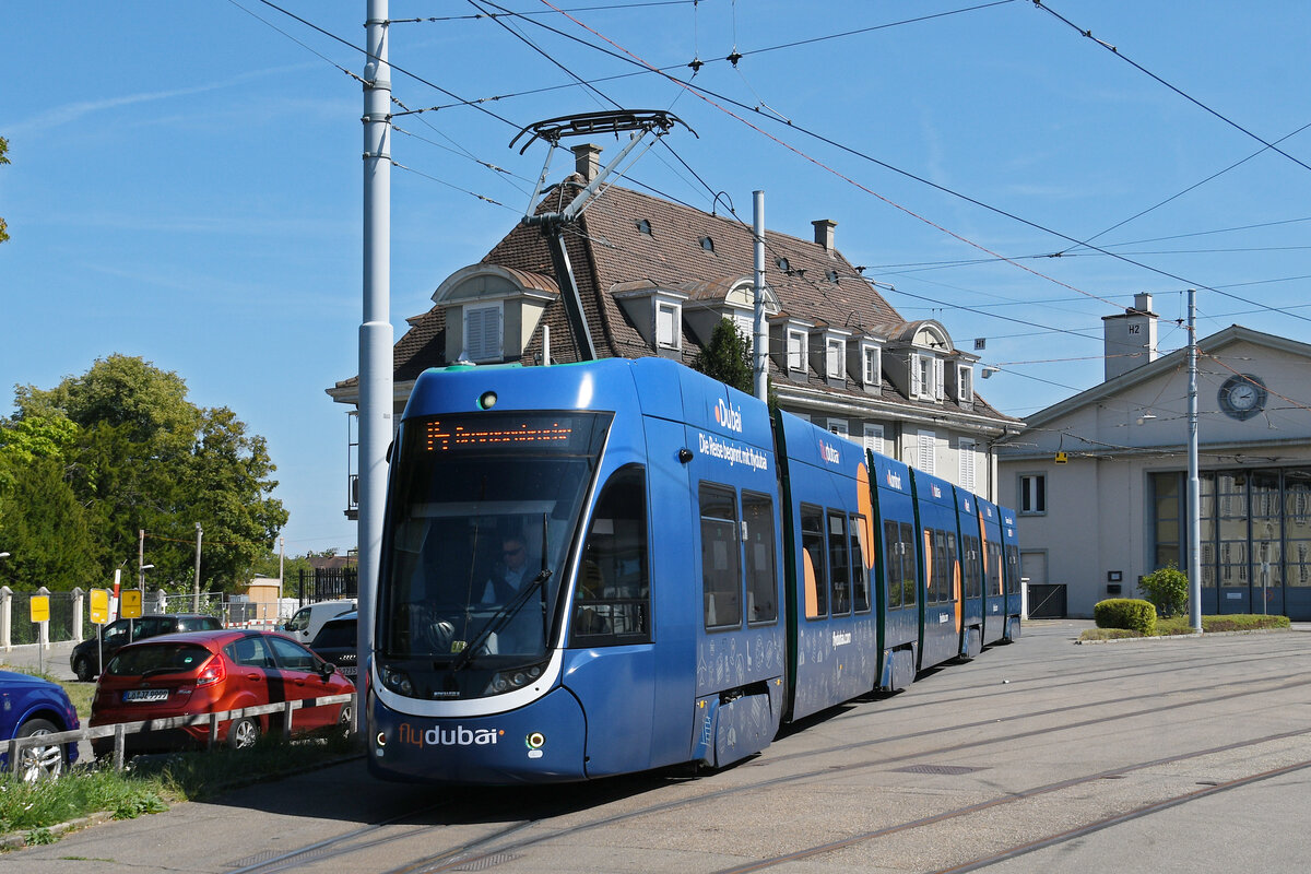Be 6/8 Flexity 5013 mit der Fly Dubai Werbung, auf der wegen einer Grossbaustelle umgeleiteten Linie 14, wendet am 18.08.2025 in der Schlaufe beim Depot Dreispitz. Aufnahme Basel.
