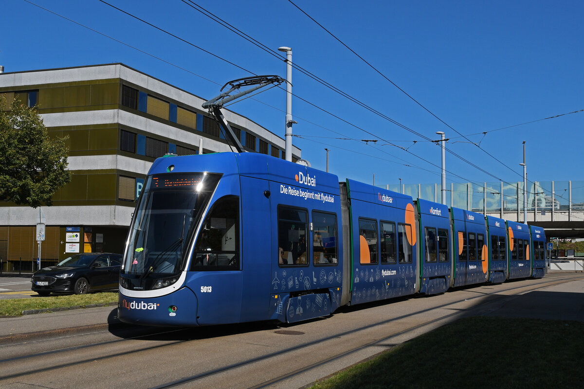 Be 6/8 Flexity 5013 mit der Fly Dubai Werbung, auf der Linie 3, verlässt am 18.09.2025 die Haltestelle Breite. Aufnahme Basel.