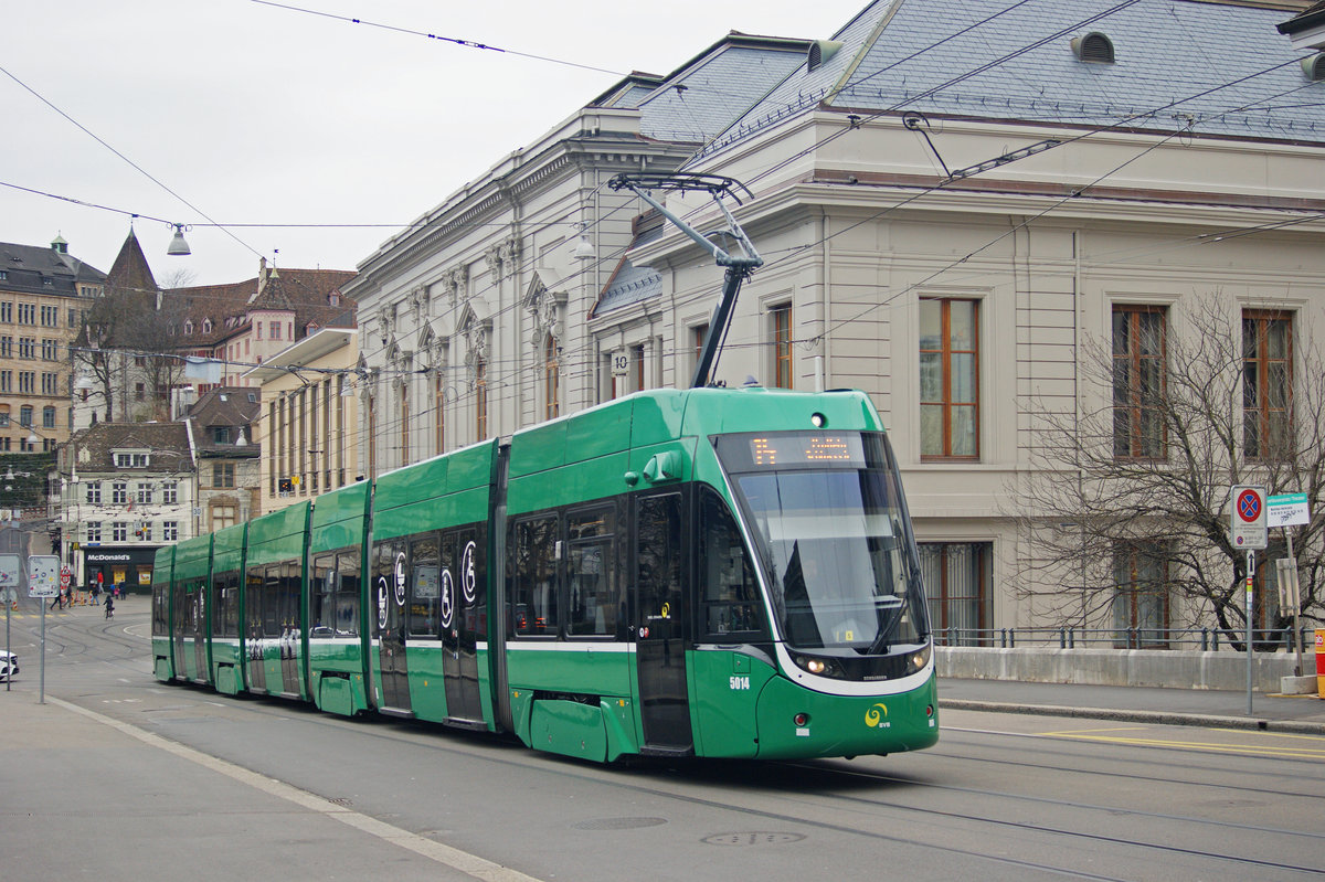 Be 6/8 Flexity 5014, auf der Linie 14, fährt den Steinenberg hoch zur Haltestelle Bankverein. Die Aufnahme stammt vom 20.03.2021.