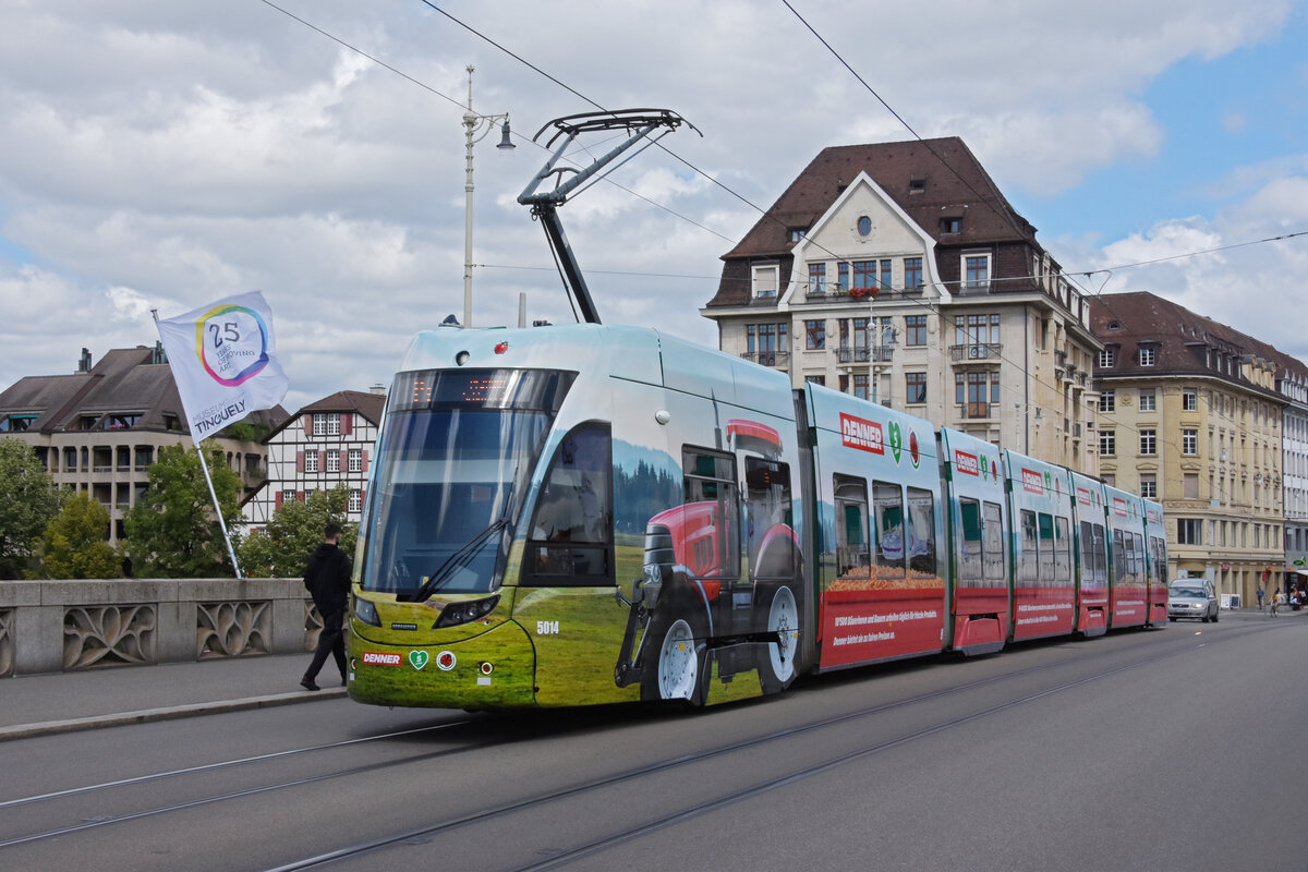 Be 6/8 Flexity 5014, auf der Linie 14, überquert die Mittlere Rheinbrücke. Die Aufnahme stammt vom 16.08.2021.