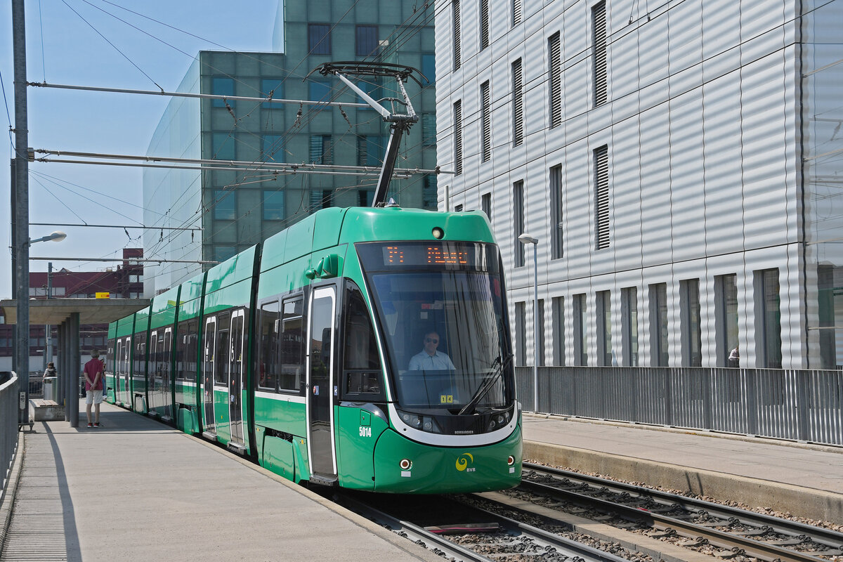 Be 6/8 Flexity 5014, auf der wegen einer Grossbaustelle zwischen Hardstrasse und Pratteln umgeleiteten Linie 14, bedient am 01.06.2023 die Haltestelle Peter Merian.
