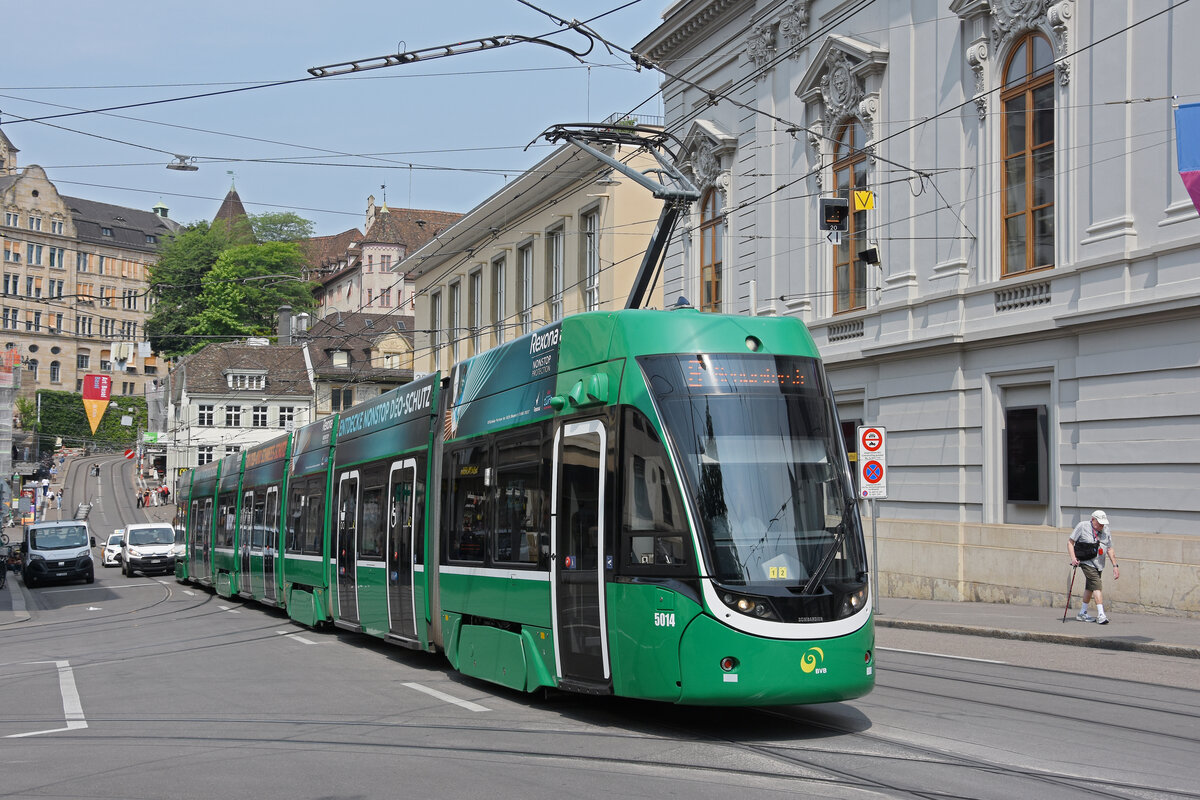 Be 6/8 Flexity 5014, auf der Linie 8, fährt am 10.06.2025 den Steinenberg hoch zur Haltestelle Bankverein. Aufnahme Basel.