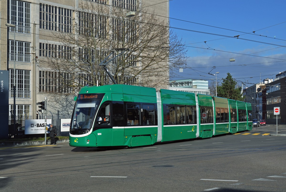 Be 6/8 Flexity 5014, auf der Linie 8, fährt zur Haltestelle CIBA. Die Aufnahm stammt vom 11.02.2016.