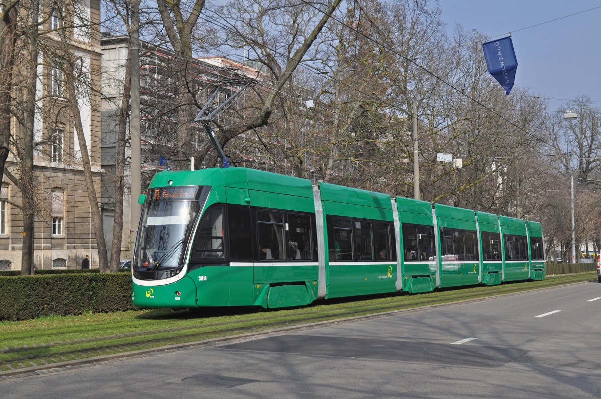 Be 6/8 Flexity 5014, auf der Linie 8, fährt zur Haltestelle am Bahnhof SBB. Die Aufnahme stammt vom 11.03.2016.