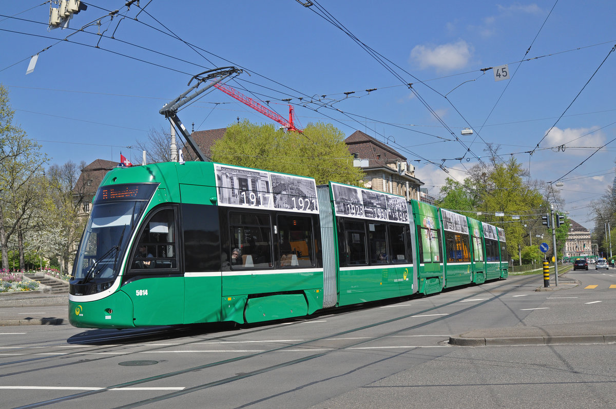 Be 6/8 Flexity 5014, auf der Linie 8, fährt zur Haltestelle am Bahnhof SBB. Die Aufnahme stammt vom 19.04.2016.