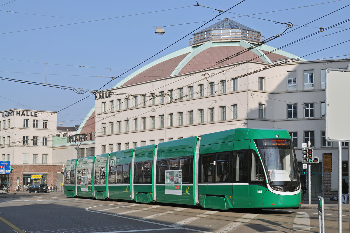 Be 6/8 Flexity 5014, auf der Linie 1 , fährt zur Haltestelle am Markthalle. Die Aufnahme stammt vom 14.02.2017.