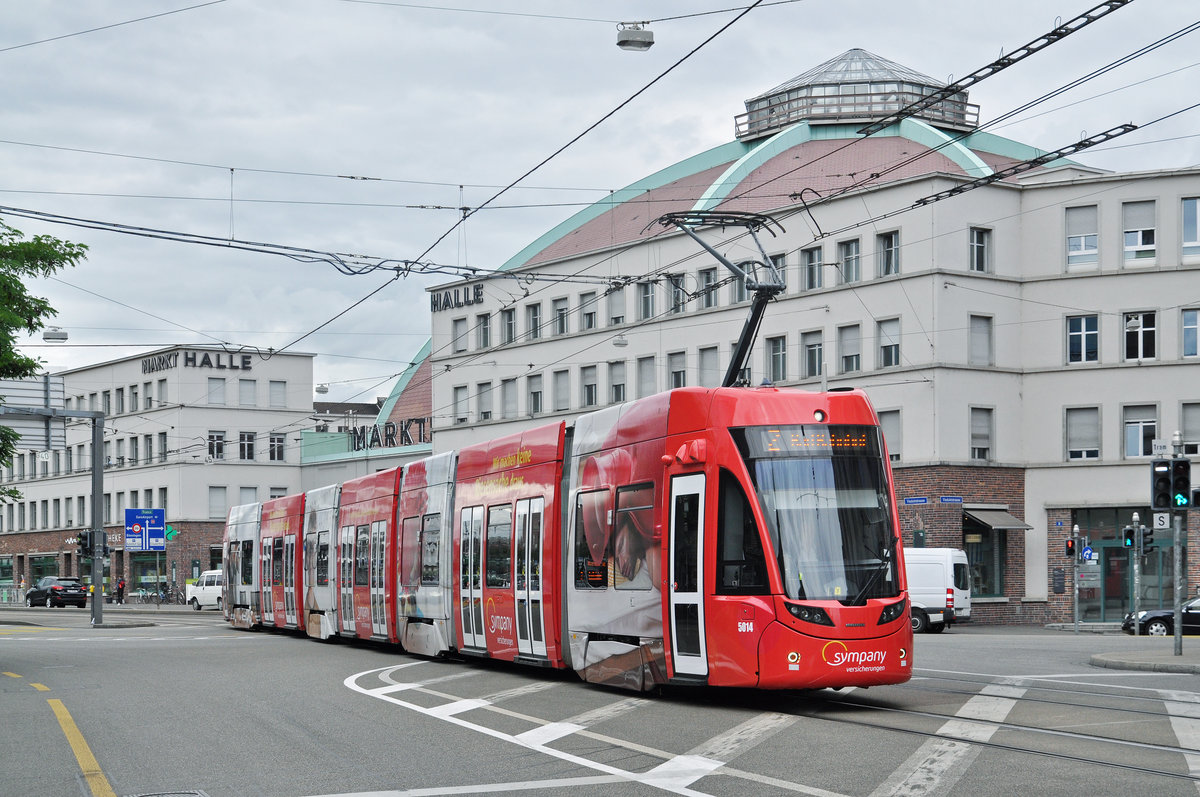 Be 6/8 Flexity 5014, mit der Sympany Werbung, fährt zur Haltestelle der Linie 2 am Bahnhof SBB. Die Aufnahme stammt vom 01.07.2017.