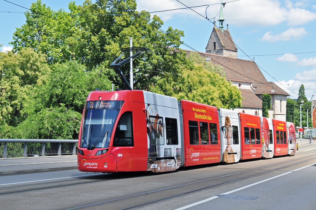 Be 6/8 Flexity 5014, mit der Sympany Werbung, überquert die Wettsteinbrücke. Die Aufnahme stammt vom 04.07.2017.