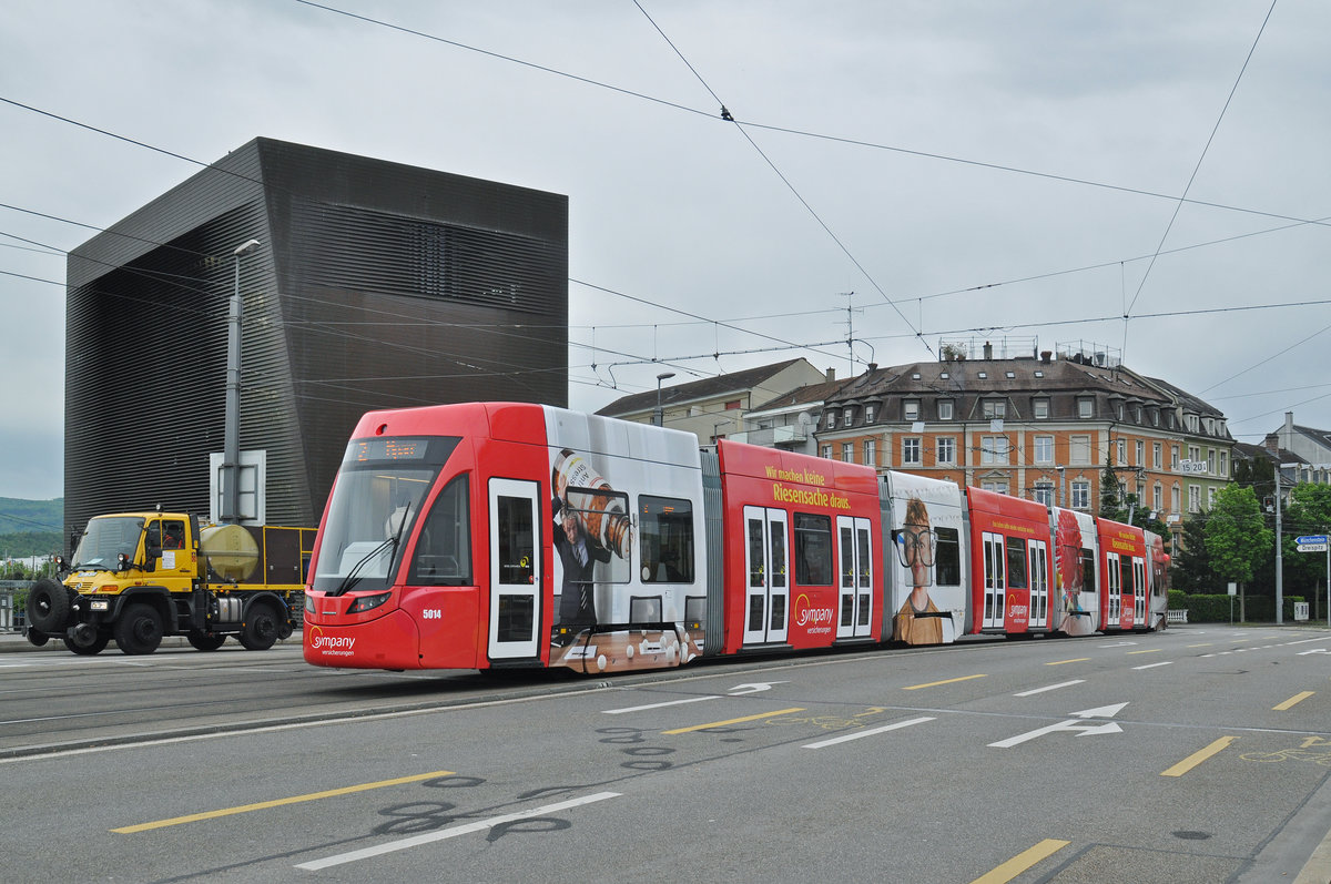 Be 6/8 Flexity 5014, mit der Sympany Werbung, überquert die Münchensteinerbrücke. Die Aufnahme stammt vom 11.05.2017.