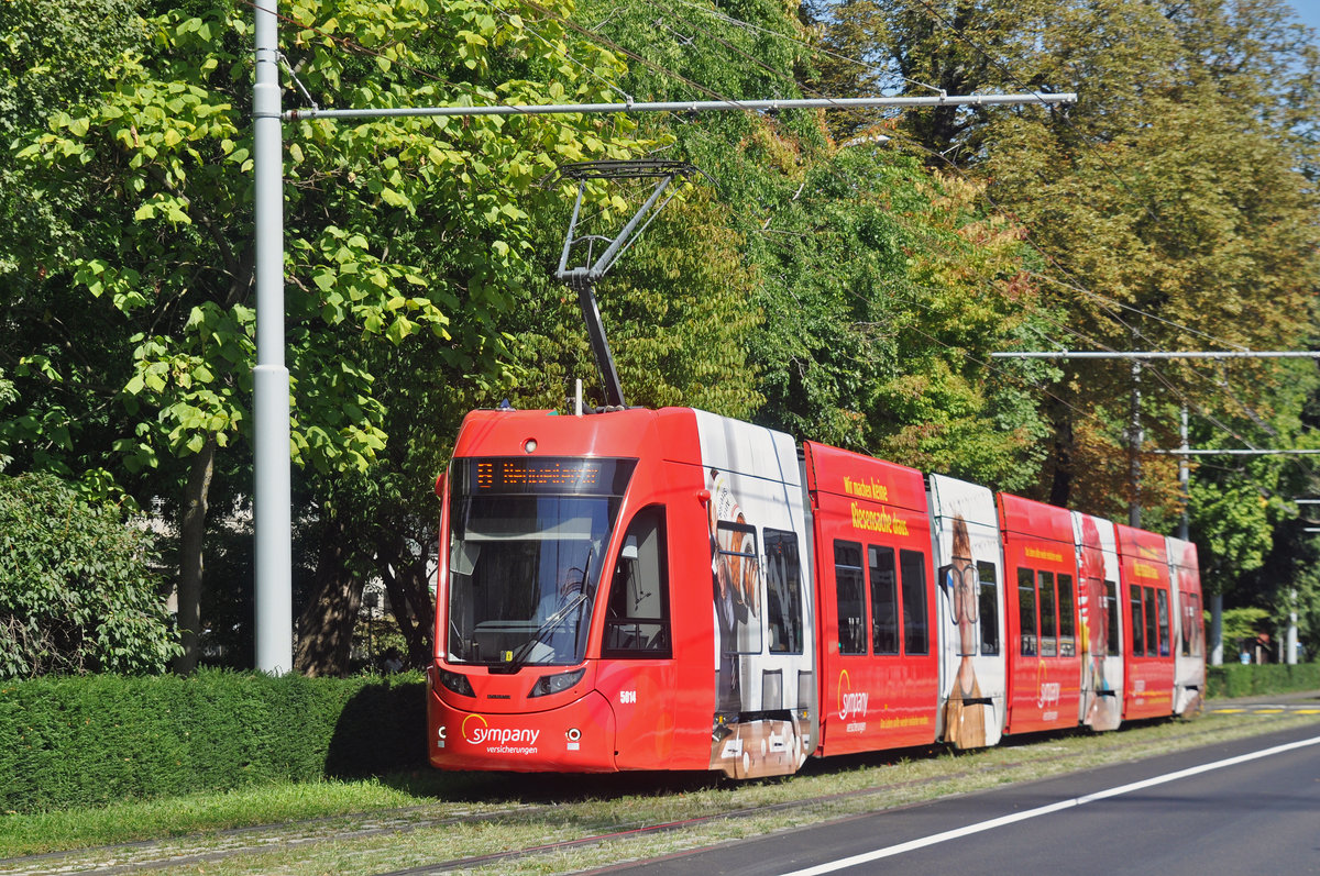 Be 6/8 Flexity 5014, mit der Sympany Werbung, fährt zur Haltestelle der Linie 8 am Bahnhof SBB. Die Aufnahme stammt vom 29.08.2017.