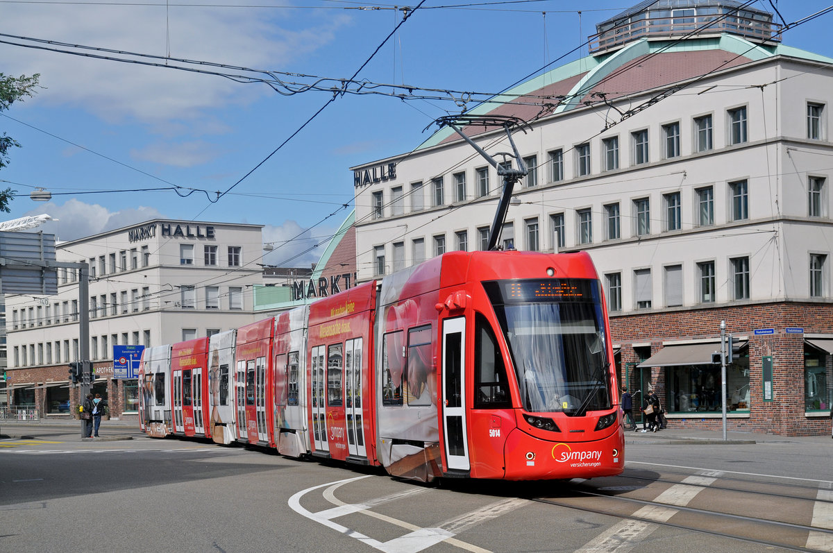 Be 6/8 Flexity 5014, mit der Sympany Werbung, auf der Linie 8, fährt zur Haltestelle Bahnhof SBB. Die Aufnahme stammt vom 16.09.2017.