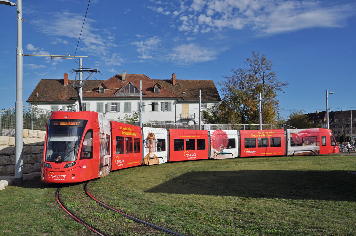 Be 6/8 Flexity 5014, mit der Sympany Werbung, auf der Linie 8, wendet in der Schlaufe in Weil am Rhein. Die Aufnahme stammt vom 26.10.2017.