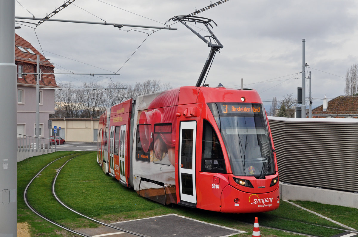 Be 6/8 Flexity 5014, mit der Sympany Werbung, wartet vor der Endstation Burgfelderhof auf den Kurs vom Bahnhof Saint Louis. Die Aufnahme stammt vom 02.02.2018.