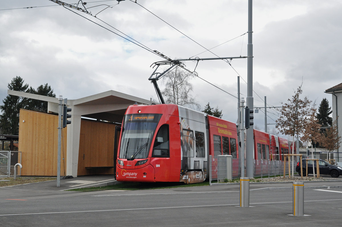Be 6/8 Flexity 5014, mit der Sympany Werbung, wartet an der Endstation der Linie 3 beim Burgfelderhof. Die Aufnahme stammt vom 02.02.2018.