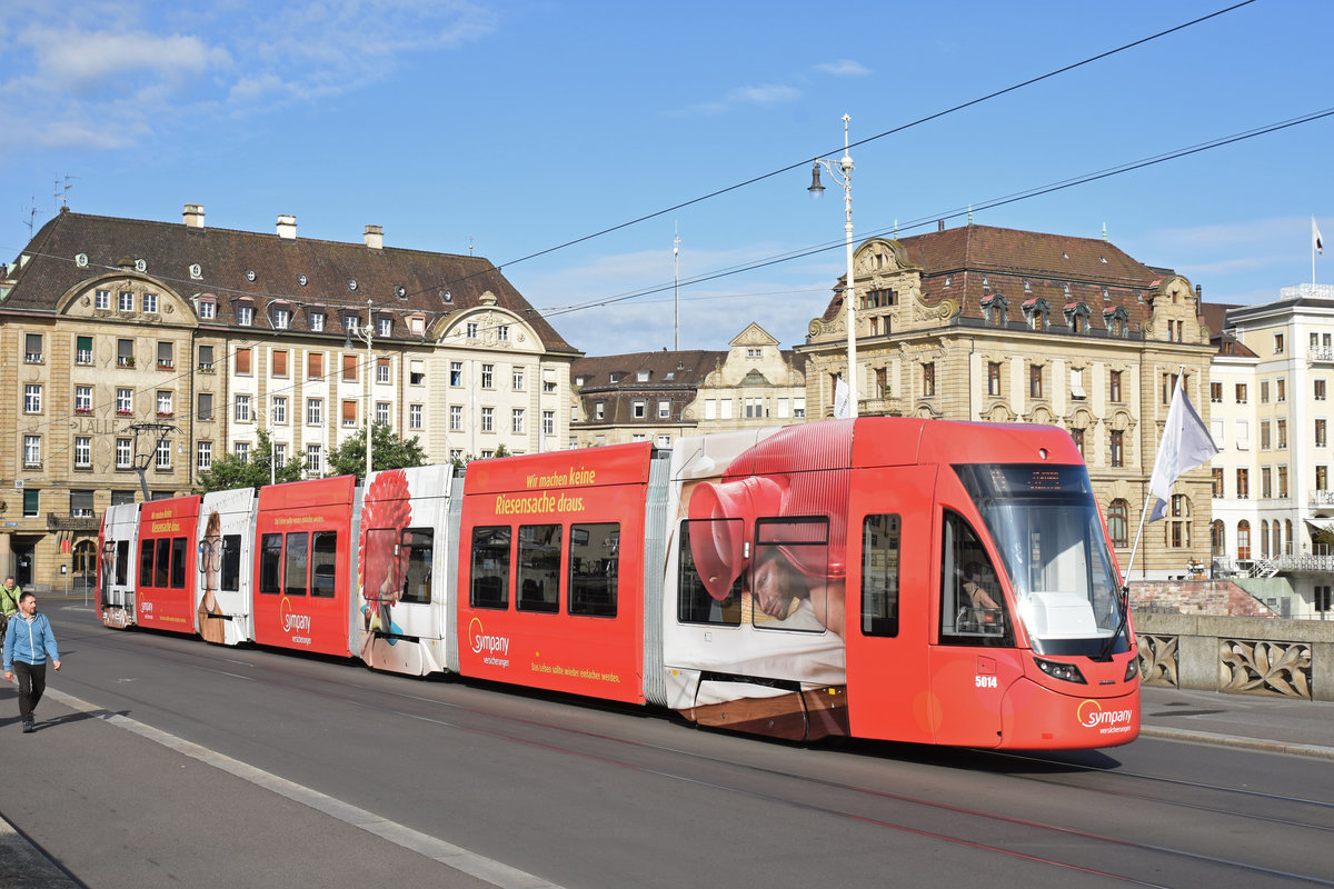 Be 6/8 Flexity 5014 mit der Sympany Werbung, auf der Linie 6, überquert die Mittlere Rheinbrücke. Die Aufnahme stammt vom 02.06.2018.